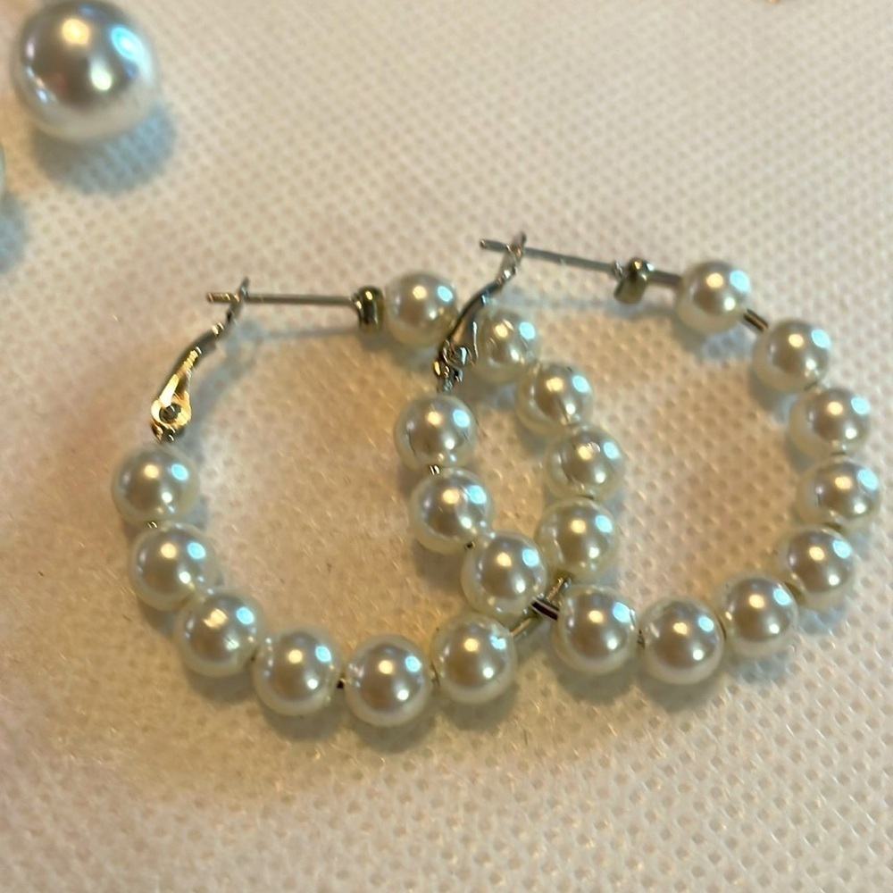 5 Pair Earring Set - Goldtone & Silvertone - Dangle & Hoops NWOT - Picture 3 of 6
